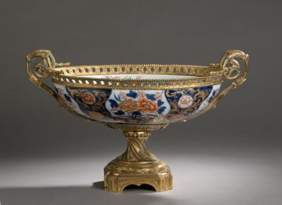 COUPE ovale en porcelaine de Bayeux à décor...
