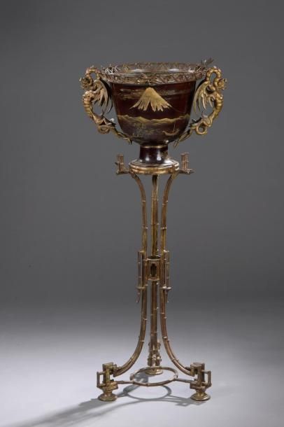 null JARDINIERE en forme de vase Médicis en cuivre à décor laqué or sur fond bordeaux...