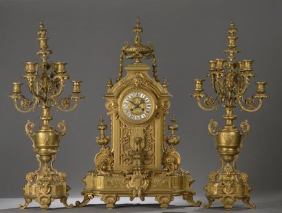 null GARNITURE DE CHEMINEE en bronze doré à riche décor néo-Louis XIV de rinceaux...