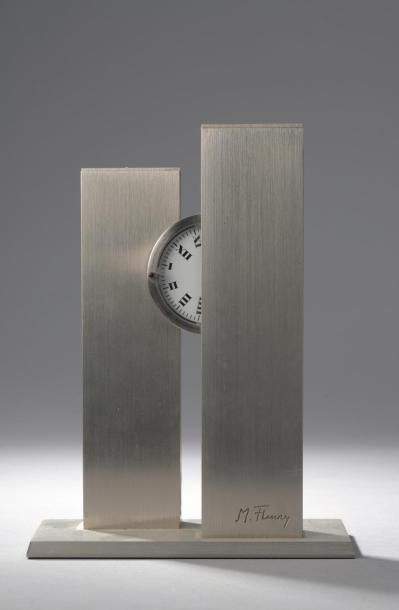 null Michel FLEURY (XXe siècle)
Pendule de table en acier brossé, cadran tournant,...