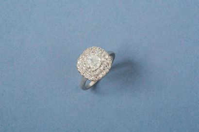  Bague en or gris 18K 750‰ et platine 900‰, ornée en son centre d’un diamant de taille...