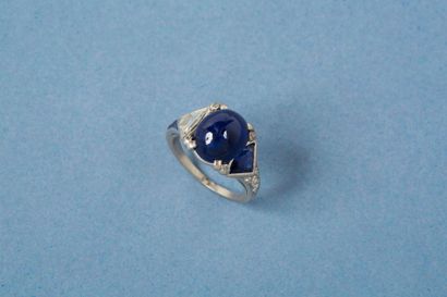 null Bague en platine 900‰, parée d’un saphir birman taillé en cabochon de forme...