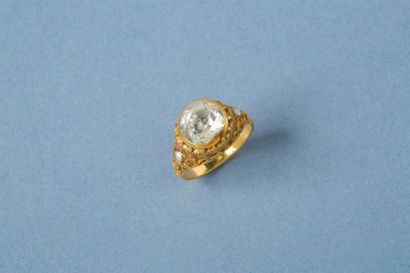 null Bague en or jaune 18K 750‰, sertie d’un important diamant de taille rose en...