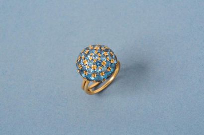 null Bague en or jaune 18K 750‰, parée d’une demi-sphère sertie de pierres bleues.
Taille...