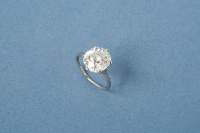 null CARTIER - Bague en platine 900‰, sertie par six griffes d’un diamant taille...