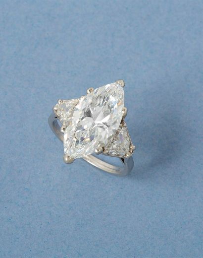 null Bague en platine 900‰, ornée d’un diamant de taille navette pesant 6,68 carats,...
