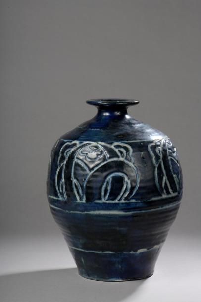 null CAZAUX Édouard (1889-1974) 


	Vase de forme ovoïde à col étranglé en céramique....