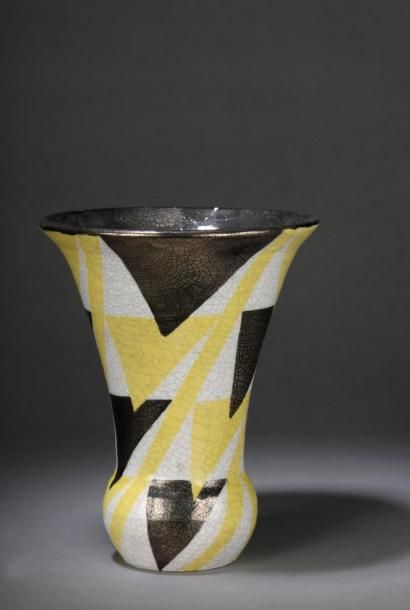 null CAZAUX Édouard (1889-1974) 


	Vase conique sur base bulbeuse en céramique....