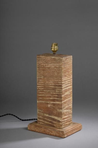 null DU PLANTIER Marc (1901-1975)


	Lampe en chêne cérusé à fût à section carrée...