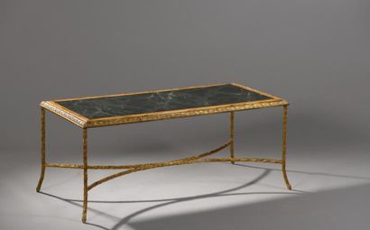 null BAGUES


	Table basse rectangulaire en bronze doré, structure à décor de feuilles...