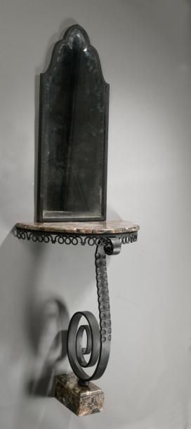 null BRANDT Edgar (1880-1960)	


	Console en fer forgé et martelé à décor d’une jambe...