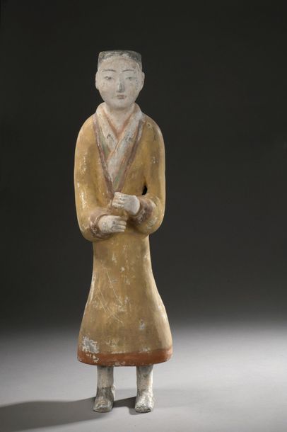 null Statuette de type mingqi en terre cuite polychrome figurant un personnage debout...