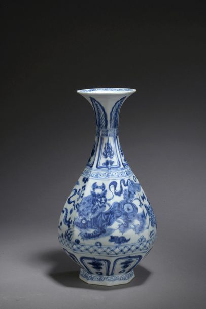 null Vase polylobé de forme bouteille à col évasé en porcelaine à décor en bleu sous...