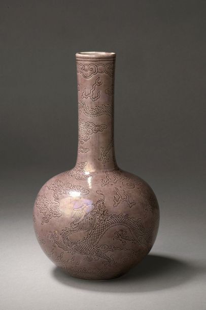 null Vase de forme tianqiuping (sphère céleste) en porcelaine à couverte monochrome...