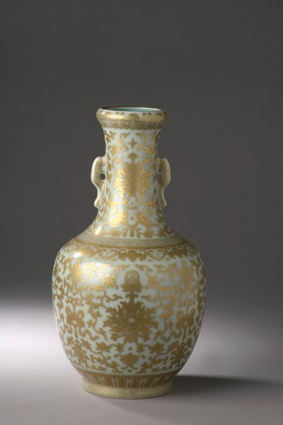 null Vase de forme balustre, la panse et le haut col à décor d’émaux de couleur or...