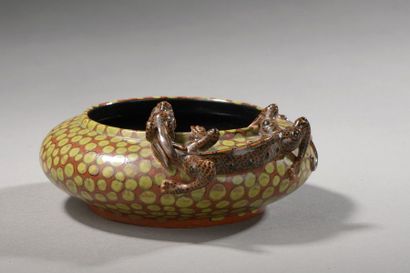null Rince-pinceaux de forme ronde en porcelaine à décor d’un dragon archaïsant qilong...