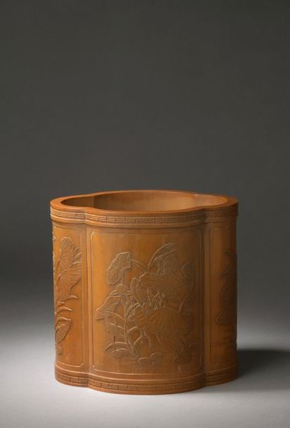  Pot à pinceaux de type bidong, de forme quadrilobée, en placage de bambou à décor...