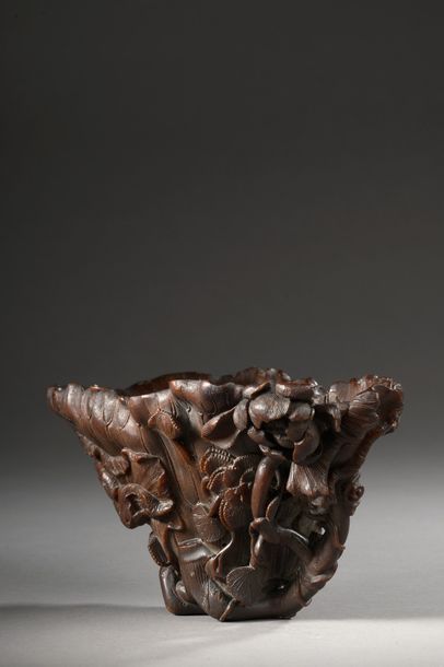  Coupe libatoire en corne de rhinocéros de couleur caramel sombre, en forme de feuille...