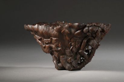  Coupe libatoire en corne de rhinocéros de couleur caramel sombre, en forme de feuille...