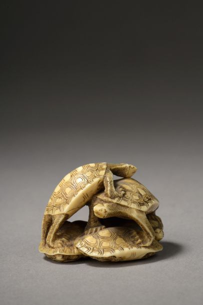 null Netsuke en ivoire représentant trois tortues.


Signé x yama (san).


Japon,...