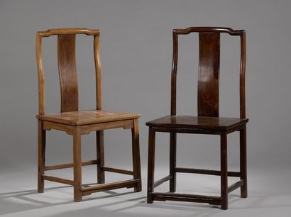 null Deux chaises en bois naturel et en bois teinté, l’assise rectangulaire reposant...