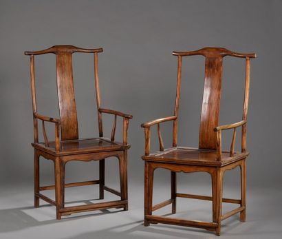 null Paire de fauteuils de forme ‘’bonnet de lettré’’, en bois teinté, l’assise rectangulaire,...
