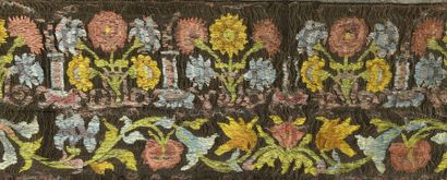 null LARGE BORDURE D’ENCADREMENT brodée de fleurs polychromes au point couché.


XVIIIème...
