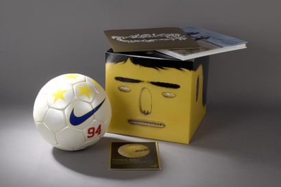 null OS GEMEOS (1974)
Boîte en carton sérigraphiée comprenant :
- Un ballon de football...