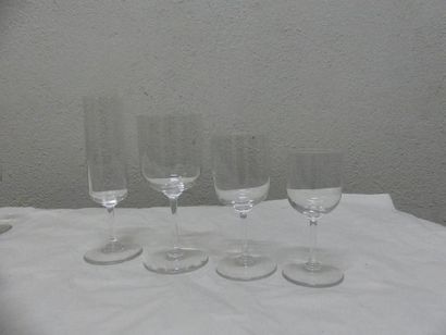 null SAINT-LOUIS - Service de verres en cristal modèle "Diane", composé de :
- 12...