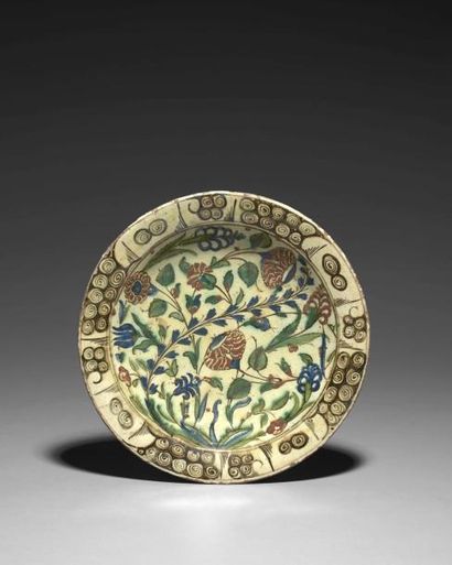 null PLAT AUX QUATRE FLEURS, IZNIK, ART OTTOMAN, DÉBUT DU 17e SIÈCLE 
Plat "tabak"...