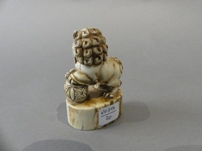 null Sceau-cachet de forme ovale en ivoire figurant un lion bouddhique, la patte...