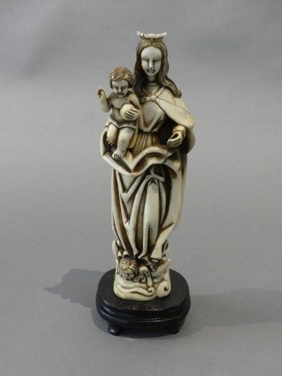 null Sujet en ivoire sculpté, Vierge à l’Enfant debout, un angelot à la base. Collée...