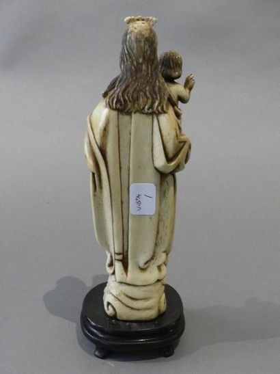 null Sujet en ivoire sculpté, Vierge à l’Enfant debout, un angelot à la base. Collée...