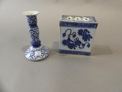null Bougeoir en porcelaine à décor en bleu sous couverte de motifs floraux stylisés....