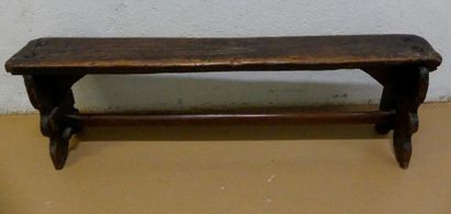 null BANC en mélèze à piétement découpé.
XIXème siècle.
Long. : 150 cm. Haut. : 49...