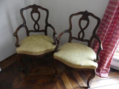 null Paire de fauteuils en bois mouluré et sculpté, dossier chantourné à décor ajouré...