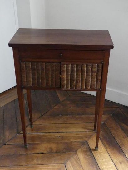 null Petite table en bois ouvrant par un tiroir en ceinture et deux vanteaux ornés...