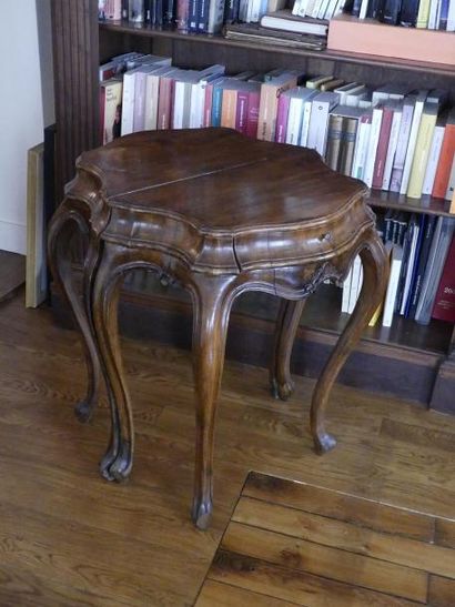 null Paire de tables consoles en bois mouluré et sculpté dans le style baroque vénitien
Haut....