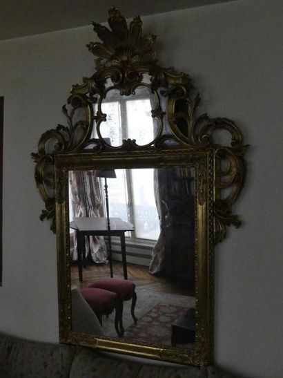 null Miroir vénitien à encadrement en bois doré, décor ajouré de feuilles d'acanthe,...