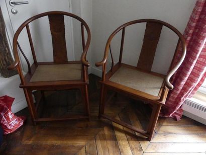 Paire de fauteuils chinois en bois
Haut....