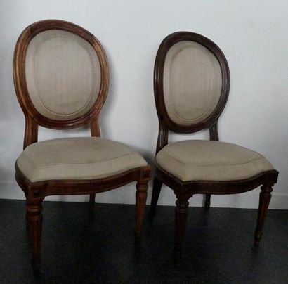 null Suite de six chaises à châssis, en bois naturel, mouluré et sculpté, à dossier...