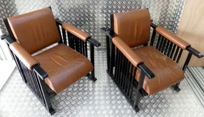 null Paire de fauteuils modernistes en bois laqué noir, garniture de cuir, les dossiers...