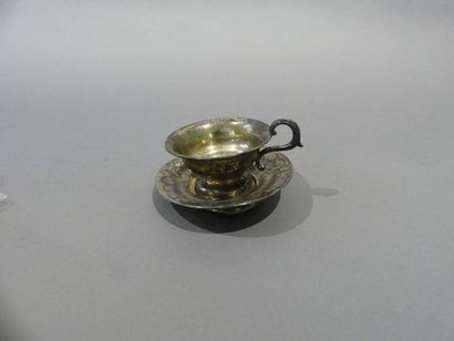 null Tasse et soucoupe en vermeil, travail du XIXe siècle, à décor gravé de rinceaux...