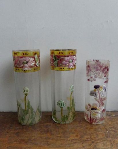 Trois vases dont une paire à décor émaillé...