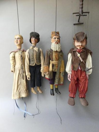Quatre marionnettes en bois polychrome.
Haut....