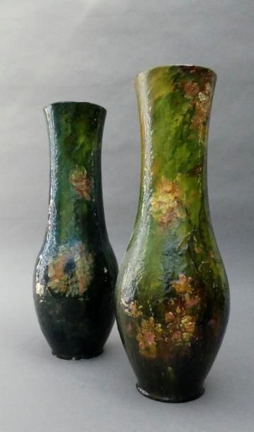 null Deux vases en céramique émaillée de fleurs polychromes sur fond vert. L'un signé.
Vers...