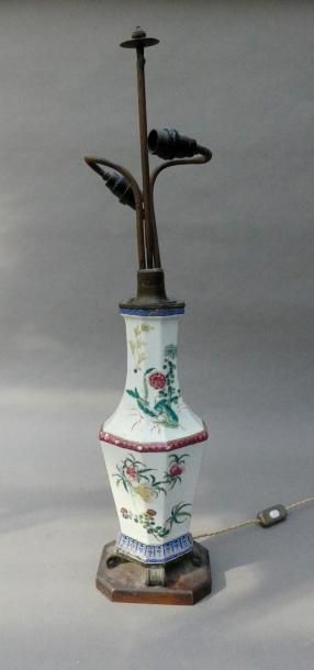 null Vase en porcelaine dans le goût chinois. Monté en lampe.
Haut. 41 cm
(Ref 4...