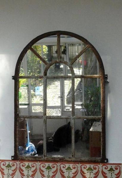Miroir à parecloses en fer.
97 x 73 cm
(Ref...