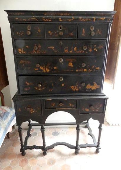 null Cabinet et son piètement en bois laqué à décor chinois or sur fond noir.
Angleterre,...