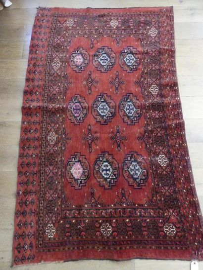 null Tapis Boukhara à fond rouge à décor de guhls.
166 x 100 cm